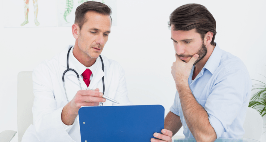 Dokter schreift Medikamenter fir Prostatitis
